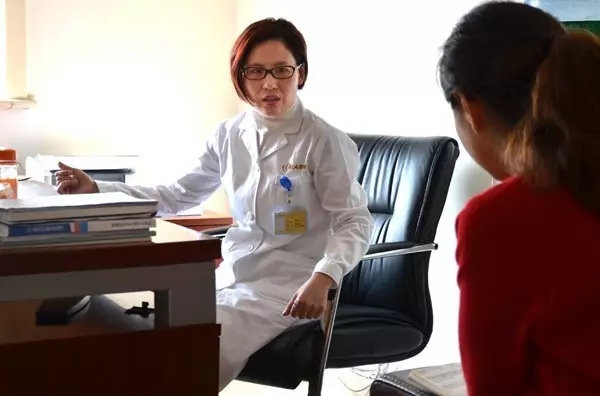 子宫内膜异位怎么引起的?该怎么治疗? 子宫内膜异位怎么引起的?该怎么治疗?